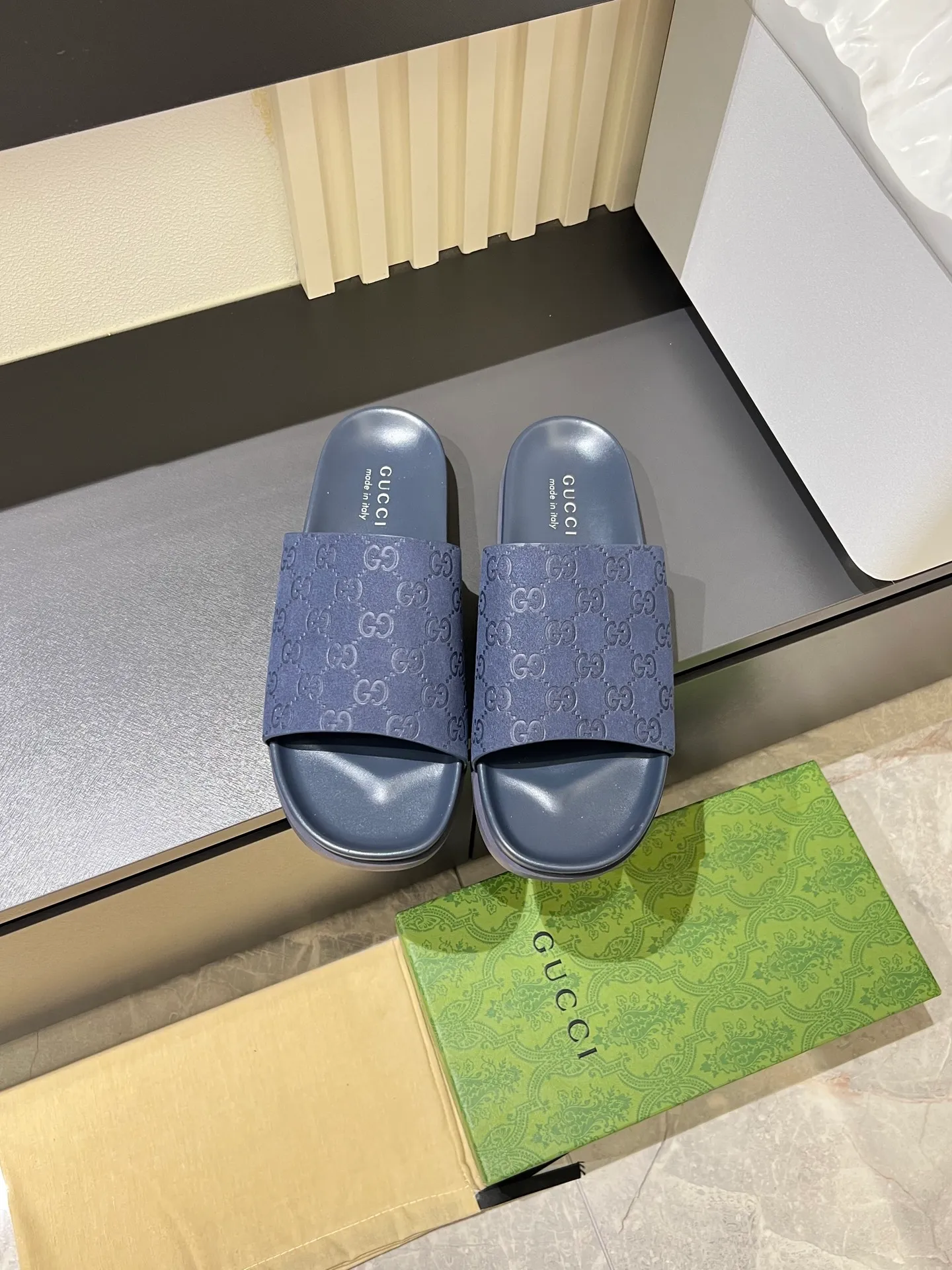 Men's Men's Shoes 💰p320 "GUCC＊" These slippers are made of GG polyester and feature a Gucci label on the front, adding a bold logo feel to the style. "Gucci Made in Italy" stamped label Rubber sole. Size 38-44